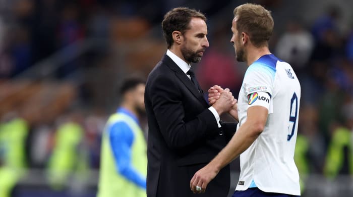 Gareth Southgate talking with Harry Kane.